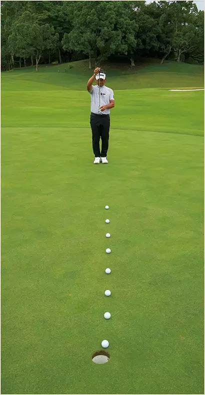 カップの左端内側を狙い、傾斜の度合いにより、やや左サイドか真ん中からカップインさせる。ボールの後方に立ち、シャフトを垂直にしてスパットの位置を決めるのが藤田流。