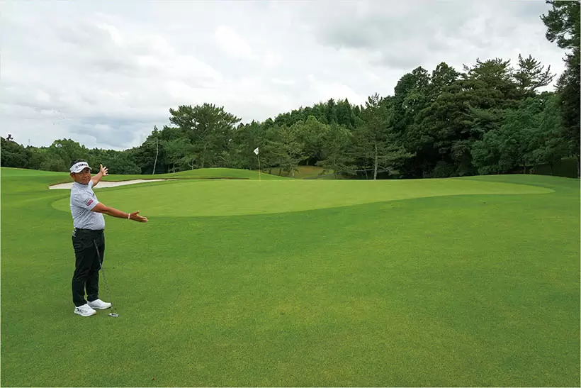 グリーンの外側からおおまかな傾斜を見る。グリーンに上がると足元の傾斜などによって錯覚が起こるので要注意。