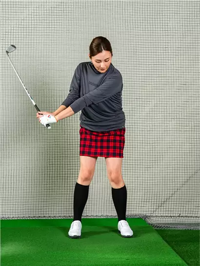 素振りで右腰くらいの高さまでバックスイング。手首を柔らかく使えばクラブヘッドは自然にこのくらいの高さまで上がる。