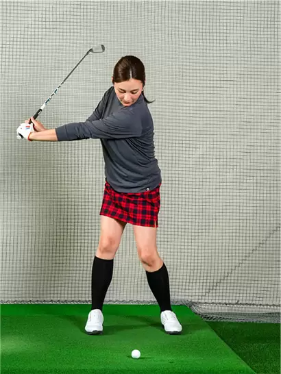 素振りで感じをつかんだらハーフスイングでボールを打つ練習に移ろう。