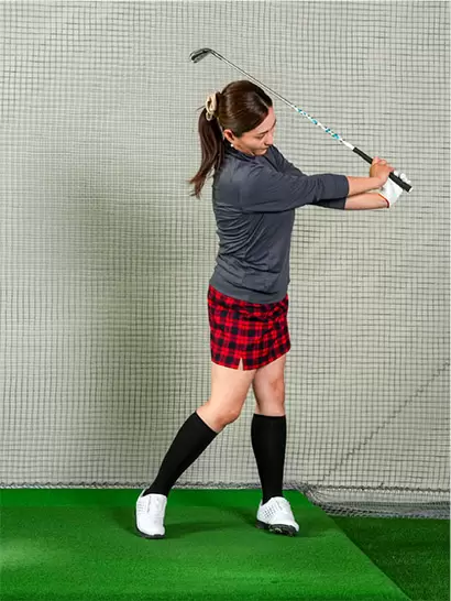 振り幅のイメージはアバウトでOK。慣れてきたらフルスイングへと近づけよう。