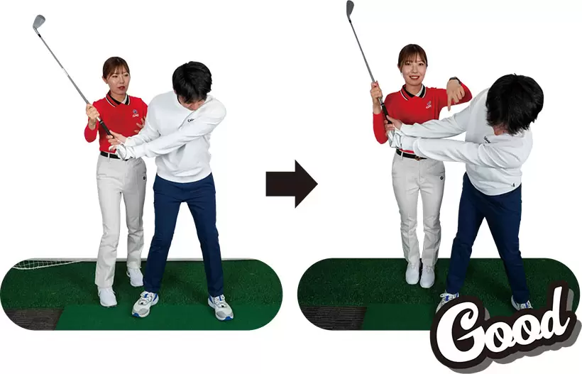 （写真左）腕だけを上げてしまうテークバックだと胸の空間が潰れてしまう（写真右）胸を回す意識でテークバックしましょう！