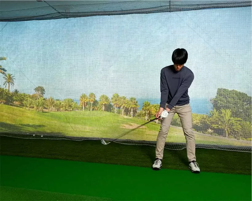 ワッグルしたらクラブを両手から離してみよう。ただし危険のない場所を選ぶこと。