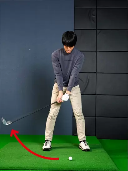 ワッグル感覚で手首を柔軟に使ってバックスイング。クラブヘッドはキレイな円を描くように上がっていく。