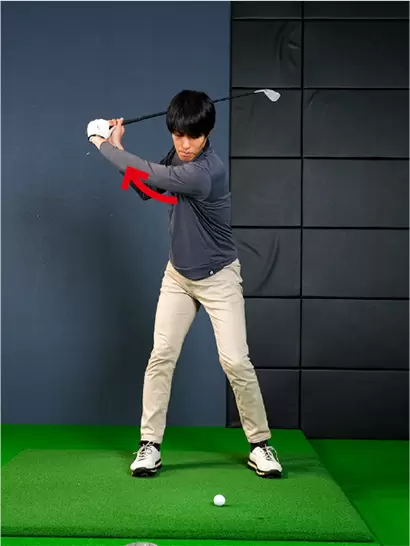 自分が頑張らなくてもクラブのエネルギーによってトップへと勝手に上がり、深い捻転も作られる。