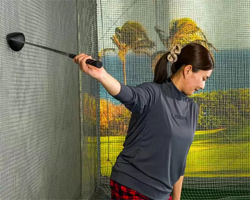 右手をカラダから遠ざけるイメージで右肩を回せるだけ回すのがポイント。