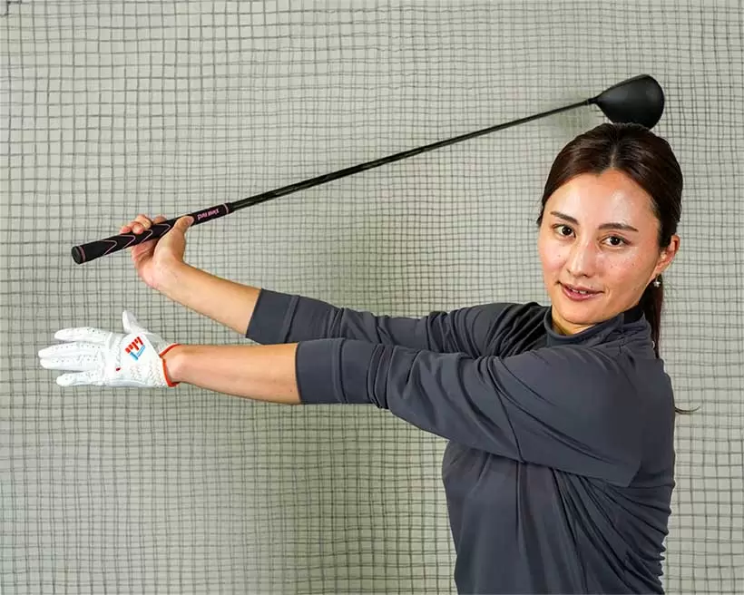 左腕を伸ばして左手を右手に近づける。このままでは大抵は左手が右手に届かない。