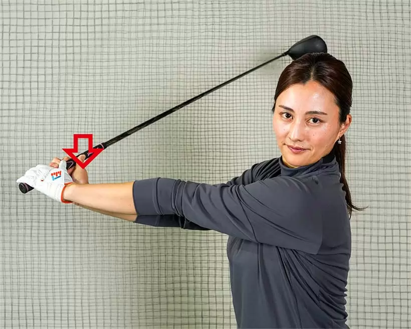 左手が右に届く場所まで右手を少し戻した位置が自分に合ったトップのポジション。