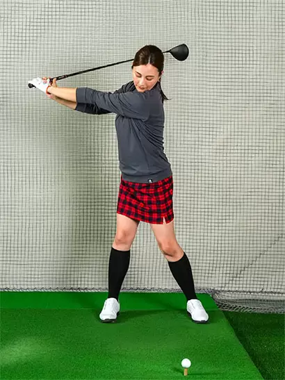 左手を右手に添えてトップを作り、この体勢をカラダに覚え込ませよう。