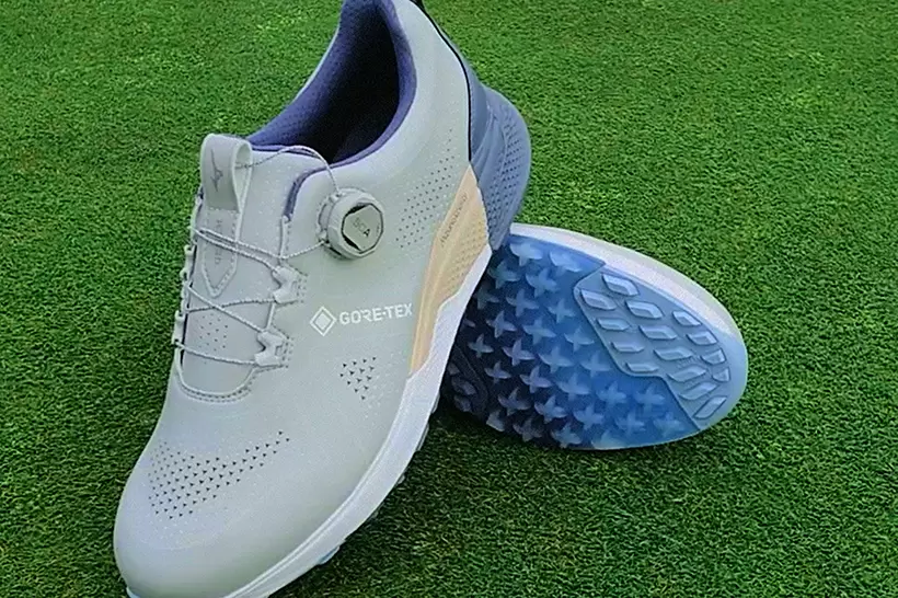 スニーカーでゴルフをしても良いですか？