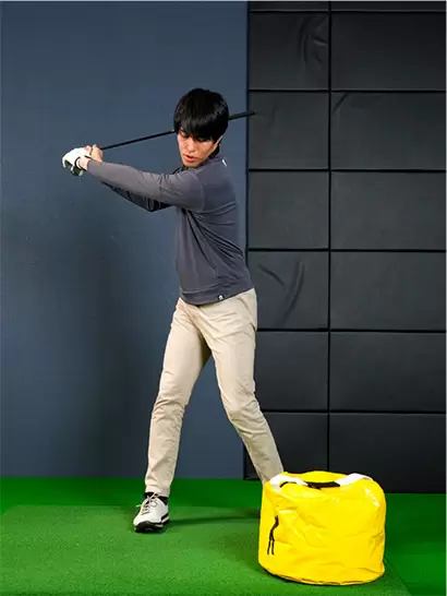 右手で叩けるカタチを作り、左手を右手に添えれば自分にとってのナチュラルなトップとなる。