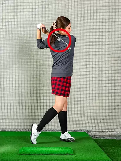 バンカーから1回で脱出させるにはクラブが背中につくくらいまで振り抜くことが先決。