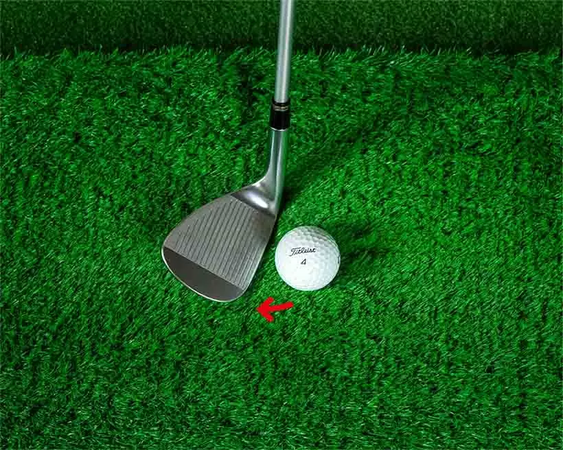 バンカーショットではボールが飛びすぎる心配がないようにフェースを軽く開いて構えるのがポイント。