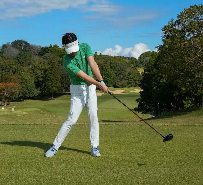 インパクト〜フォローのタイミングでクラブヘッドと体が引っ張り合うことで結果的に頭が残り、ヘッドスピードがアップして効率良く飛ばせる。