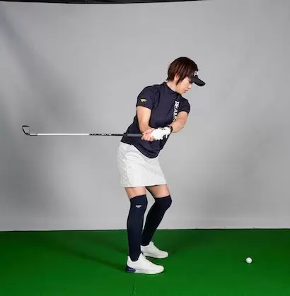 バックスイングの早い段階からクラブがインサイドに入って