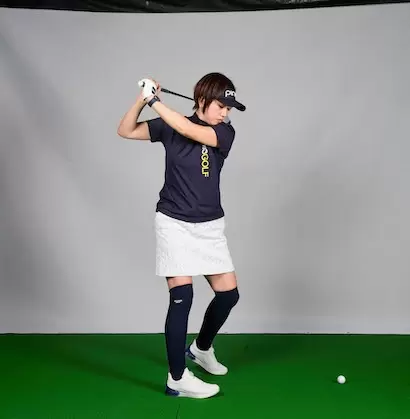 トップではヘッドが垂れてシャフトがクロス