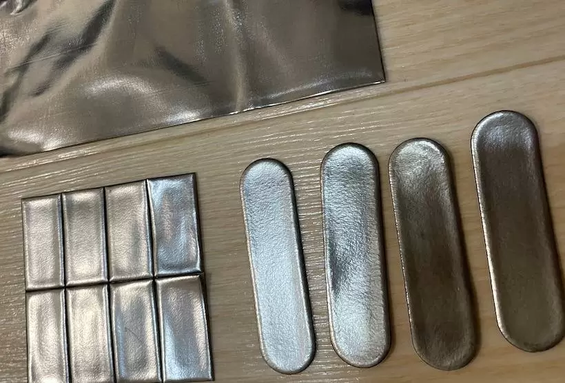 任意の大きさ（重さ）にして使う板状のものだったり、2.5gや5gなどに切り分けられているものがある。