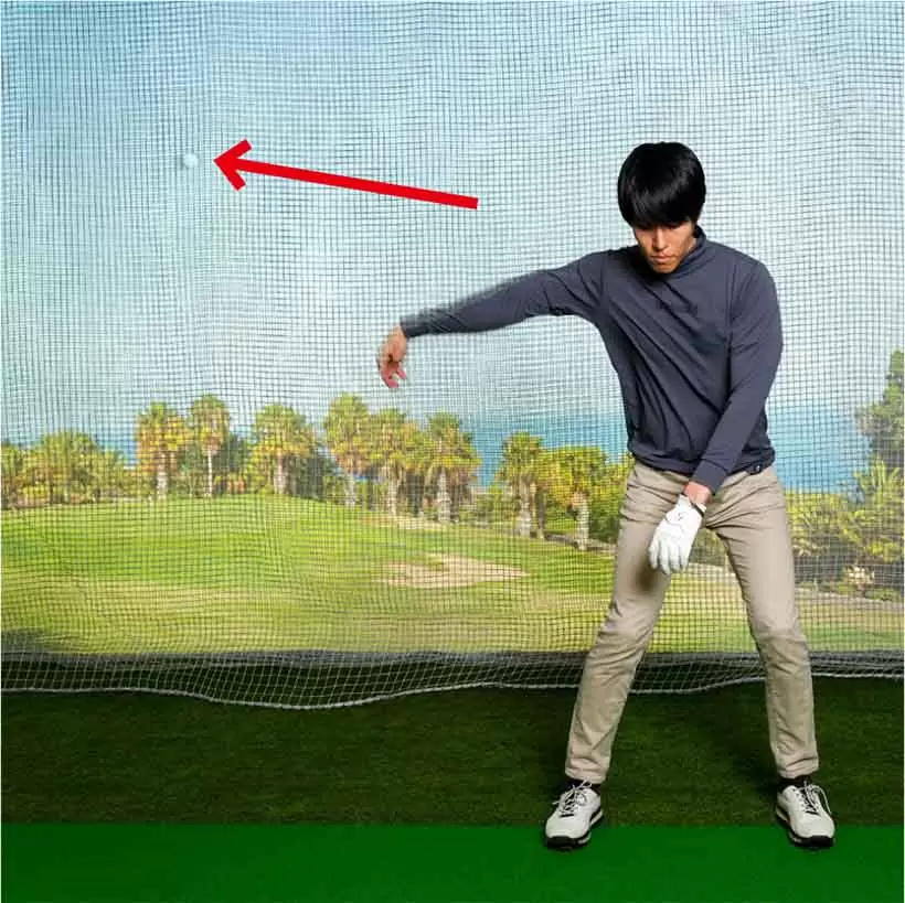 右手のボールを目標と反対側に投げてみよう。危険のない場所を選ぶこと。