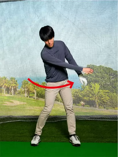 目標と反対方向にボールをしっかり投げれば右手が勝手にフォロースルー方向に振り抜かれる。