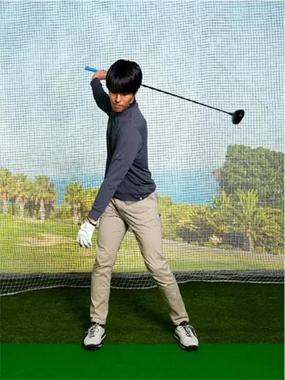 右手にクラブを持ち、トップの位置へと上げて行く。