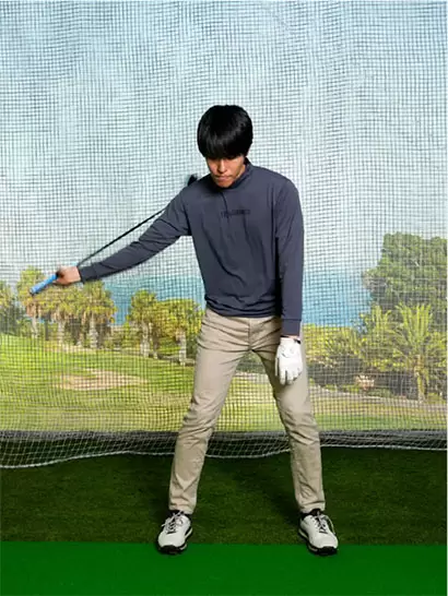 右手ボール投げの要領でクラブヘッドを遠くにリリースする。