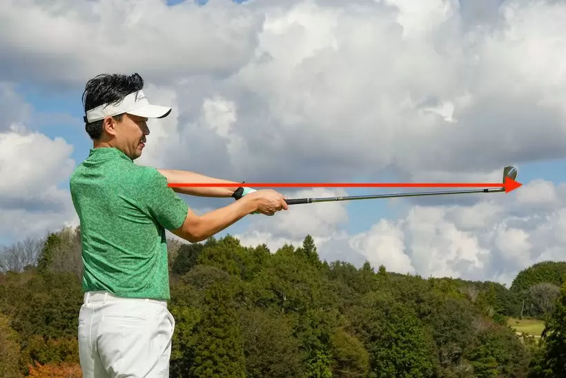 左腕とクラブを一直線にするイメージでインパクト