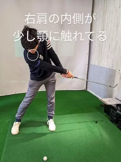 ③両腕を伸ばして、顎に右肩が付く体勢を取ります