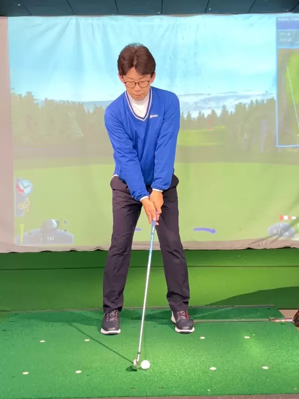 スタンス中央にボールを置きましょう