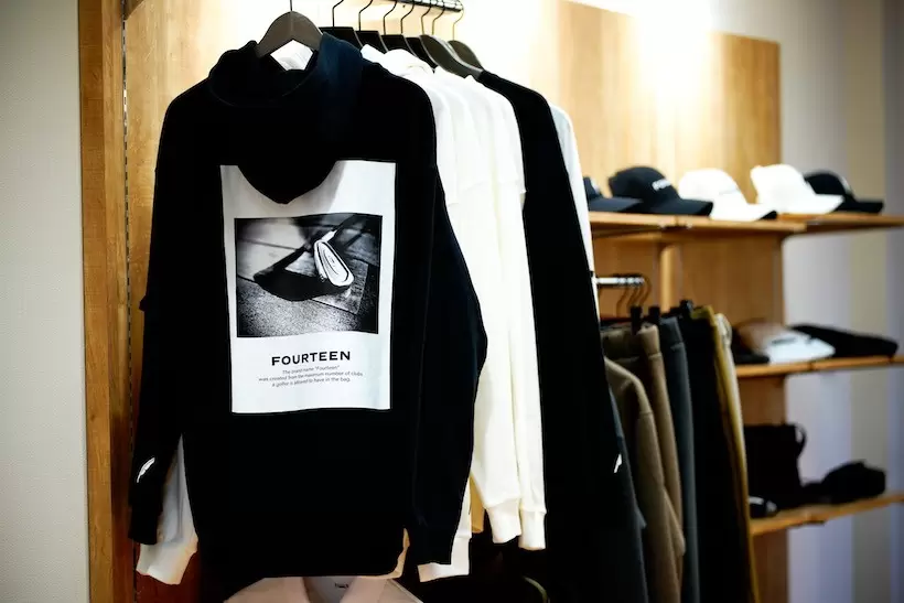 アパレルはゴルフウェアだけでなくTシャツやパーカーも展開。