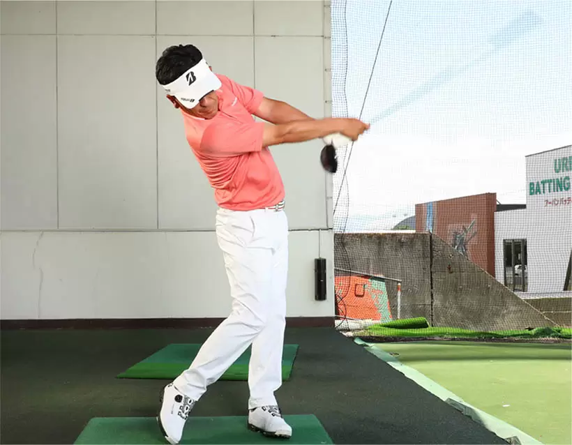 一般のアマチュアゴルファーならヘッドスピードを上げるために筋トレをするのではなく、クラブを逆さにもって連続素振り。なるべく速く振るようにすれば、「振り」に必要な筋肉への動員数を増やすことができる。