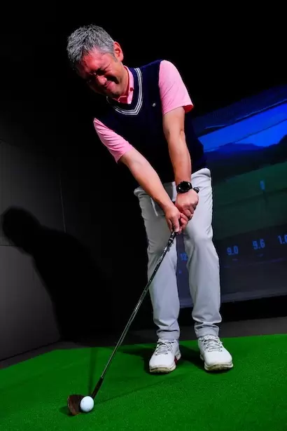 この時期はライが原因のアプローチミスが多いが、右に置いたボールに対して手が右にズレてミスすることも多い