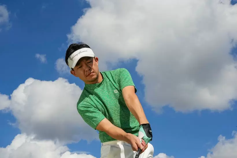 チキンウイングになる人はダウンスイング以降で左肩と顔が近づく。遠ざける、もしくは両者の間隔を維持すれば頭が残って体とクラブが引っ張り合う格好になるのでヒジは引けない