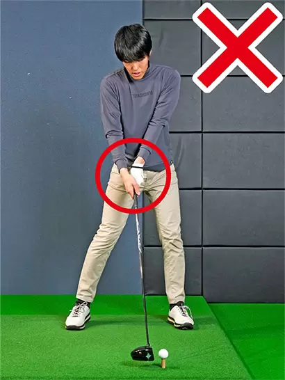 ボールにきちんと当てにいこうとするとインパクトで手首をこねてしまいやすい。