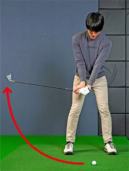 ワッグルショットの練習は7～8番アイアンが最適。通常よりも大きめにワッグルしてボールを打つ。