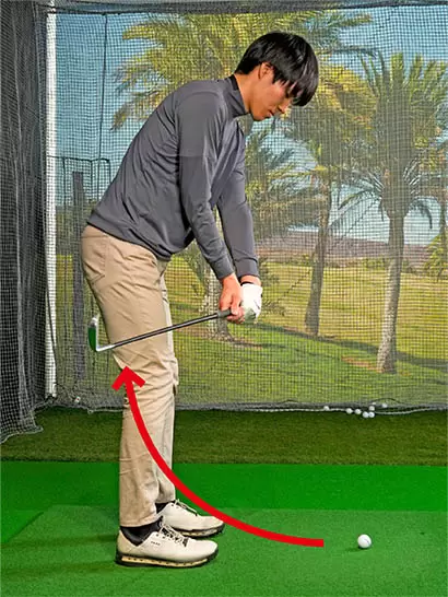 同じワッグルでもインサイド方向にクラブを低く引いてみよう。