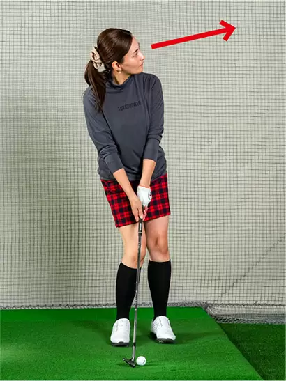 アドレスで目線が高くなると右肩が下がった構えとなる。コレがザックリの原因。