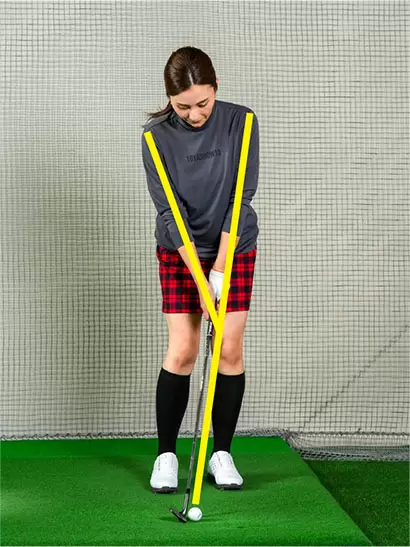 体重の8割近くを左足に乗せて両腕とクラブがy字に見えるような体勢で構えよう。