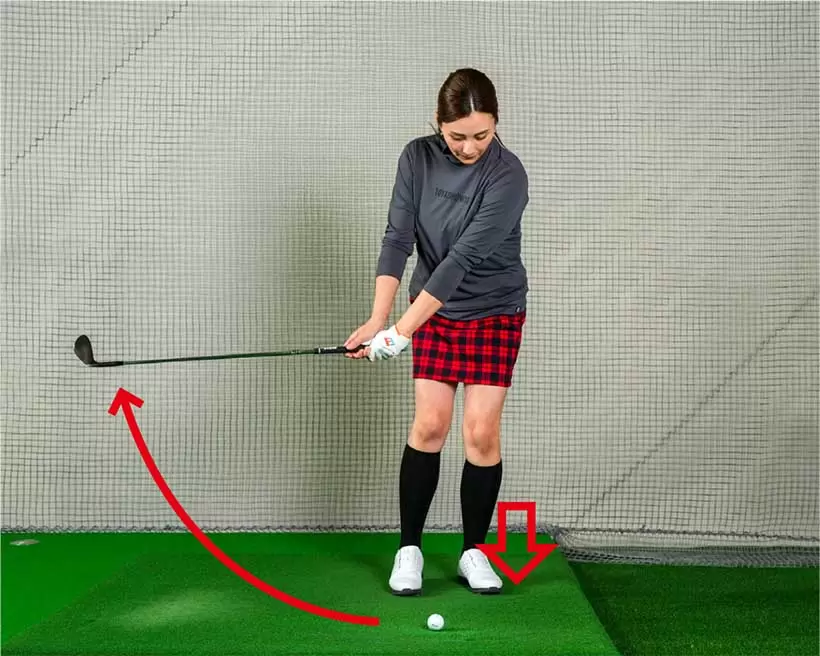 アドレス時の左足体重のままで右腰くらいの高さまでクラブを上げる。