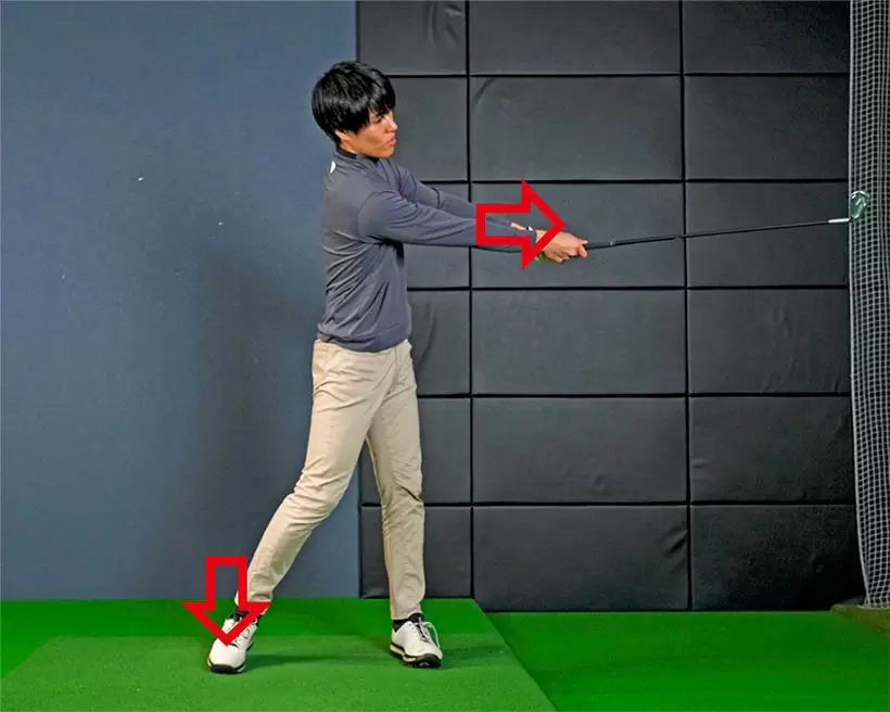 フォロースルーを出そうとするとクラブを目標方向に押す動きが働き、体重が右足に多く乗りやすい。