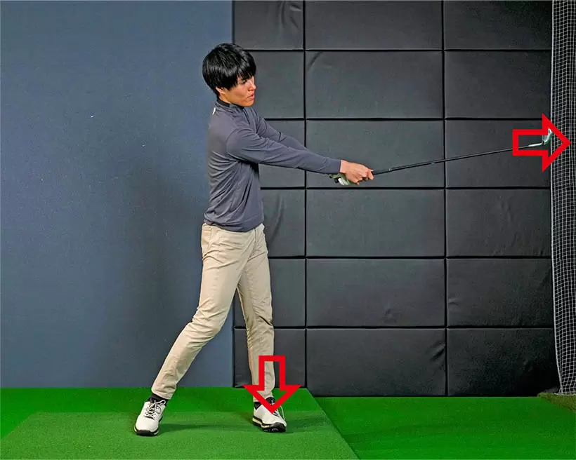 クラブを誰かに引っ張ってもらうイメージを持つと体重が左足に多く乗ってくる。