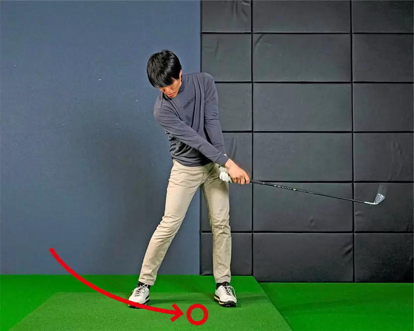 ゴルフスイングの目的はボールに対してエネルギーを働かせることで、ターゲットに向かって意識的に振ることではない。