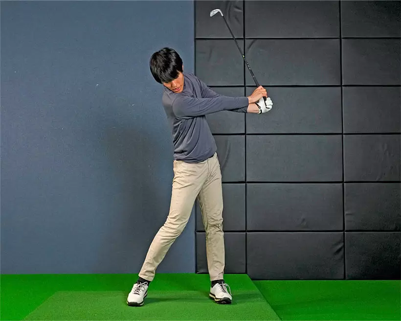 ボールにパワーをぶつけた結果、クラブの遠心力によってキレイなフォロースルーが作られる。