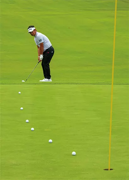 グリーンの硬さやスピードを予測しボールの落とし場所を決める。