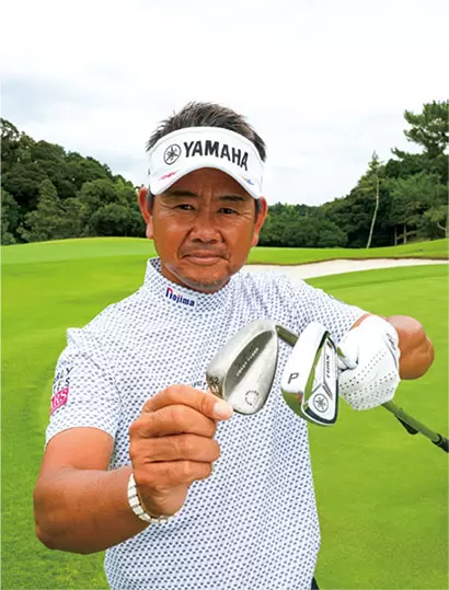 SWは使わず、PWとAWの2本からスタート。7、8番だと飛びすぎてしまう人もPWなら打ちやすい。そしてコロがすことに慣れたら7、8番を使用する。