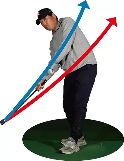 たぐり動作では、ヘッドを振り抜く方向を飛球線寄りにするか、体のターンに馴染ませるかでグリップエンドの引き付け方が変わってくる。