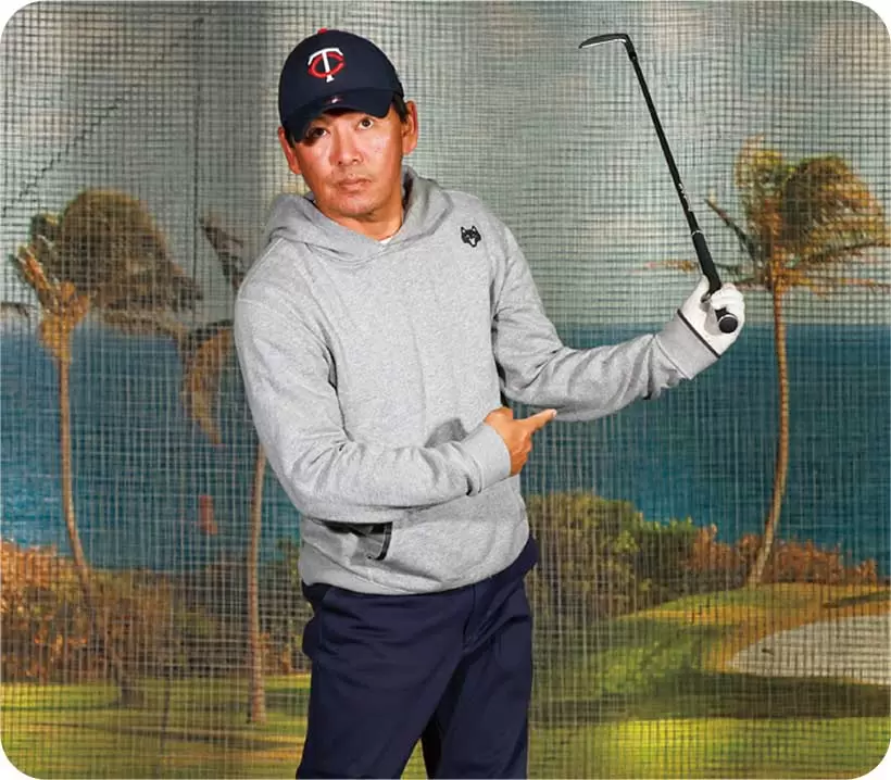 左ヒジを下げるようにたたむと、左腰も浮かず、右腕のサイドスローの動きを妨げずにスムーズに振り抜ける。