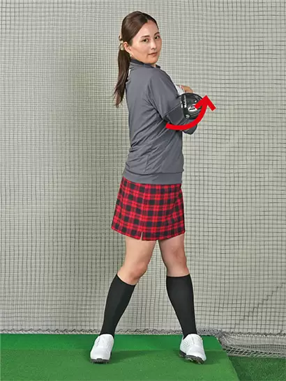 次に上体を左に180度回す。カラダの回転はこのくらいシンプルな動作でOK。