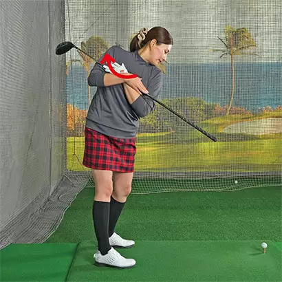 バックスイングでは左肩が少し下がる感覚となるが、下がりすぎないように注意。