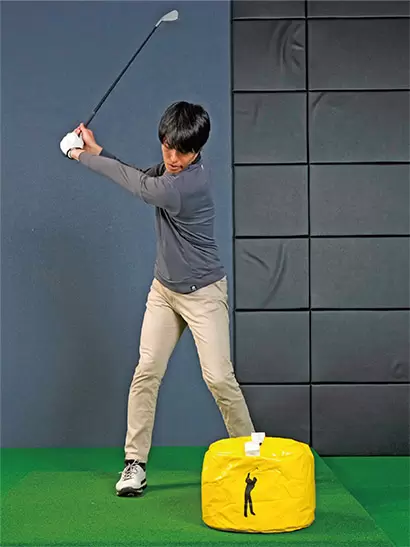 最初はインパクトバッグを叩く練習からスタート。