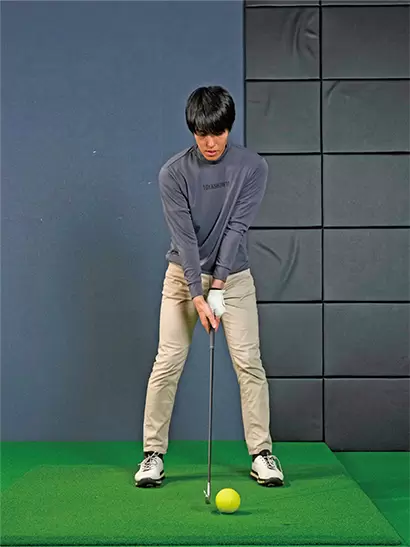 次にソフトボール大の柔らかいボールを打つ練習に移ろう。